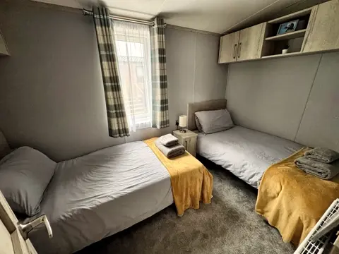 Second bedroom at Tŷ'r Môr laid out with twin single beds